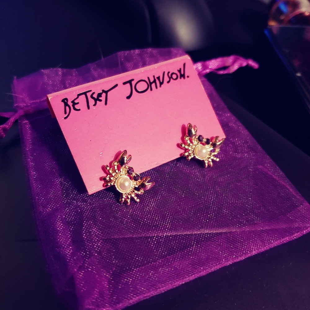 ✨ 2/$20✨ betsey johnson faux pearl crab earrings
